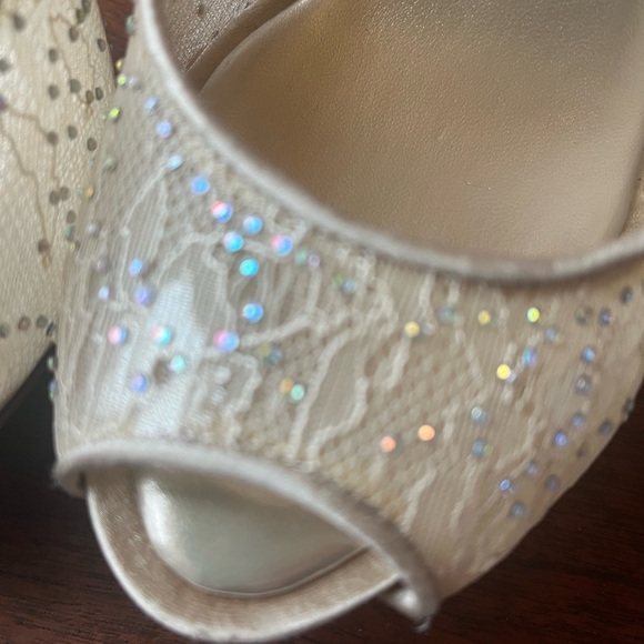 BCBG Maxazeria Champagne Heels with Peep-Toe Slingback Design. Size 8 - Picture 4 of 5